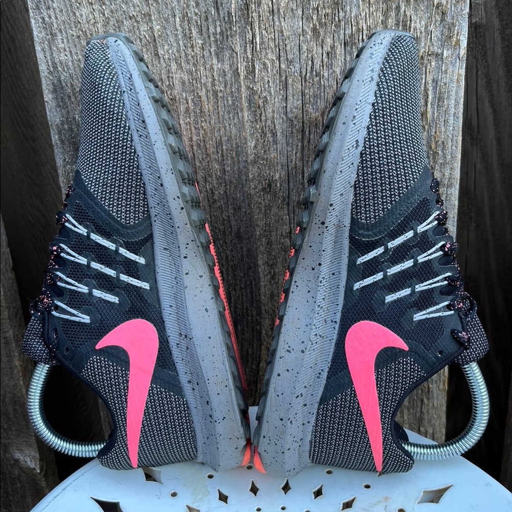 Nike Woman's Run Swift Sneaker | Size 7 - Picture 7 of 8